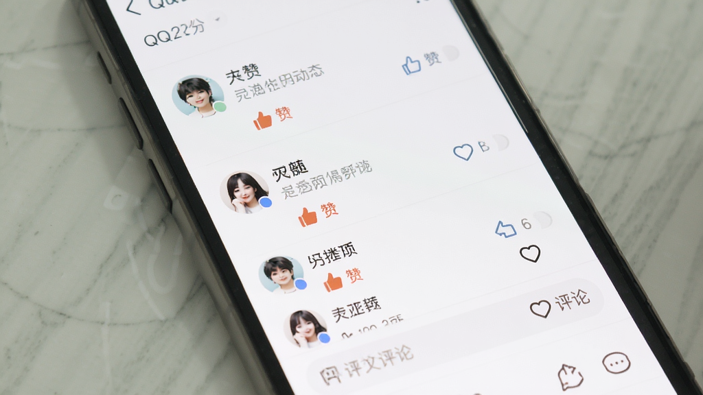 QQ�ռ�Ӧ�ý���չʾ������Ϊ�ֻ���Ļ��ʾ�罻��̬������Ϊ��ֱ�б��Ű棬������¼�Լ��ϸ�ڰ���ͷ�񡢵��ް�ť�����ۿ򣬻����������ɾ����޶���Ԫ��