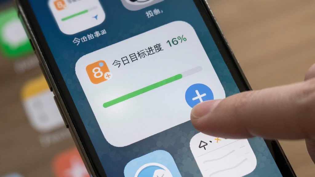 计数随手记桌面小组件场景,主体为手机桌面上的计数小组件图标与今日目标进度,布局为桌面网格排列,排版自然,风格生活化,细节包含手指点击加号的动作,画质清晰干净