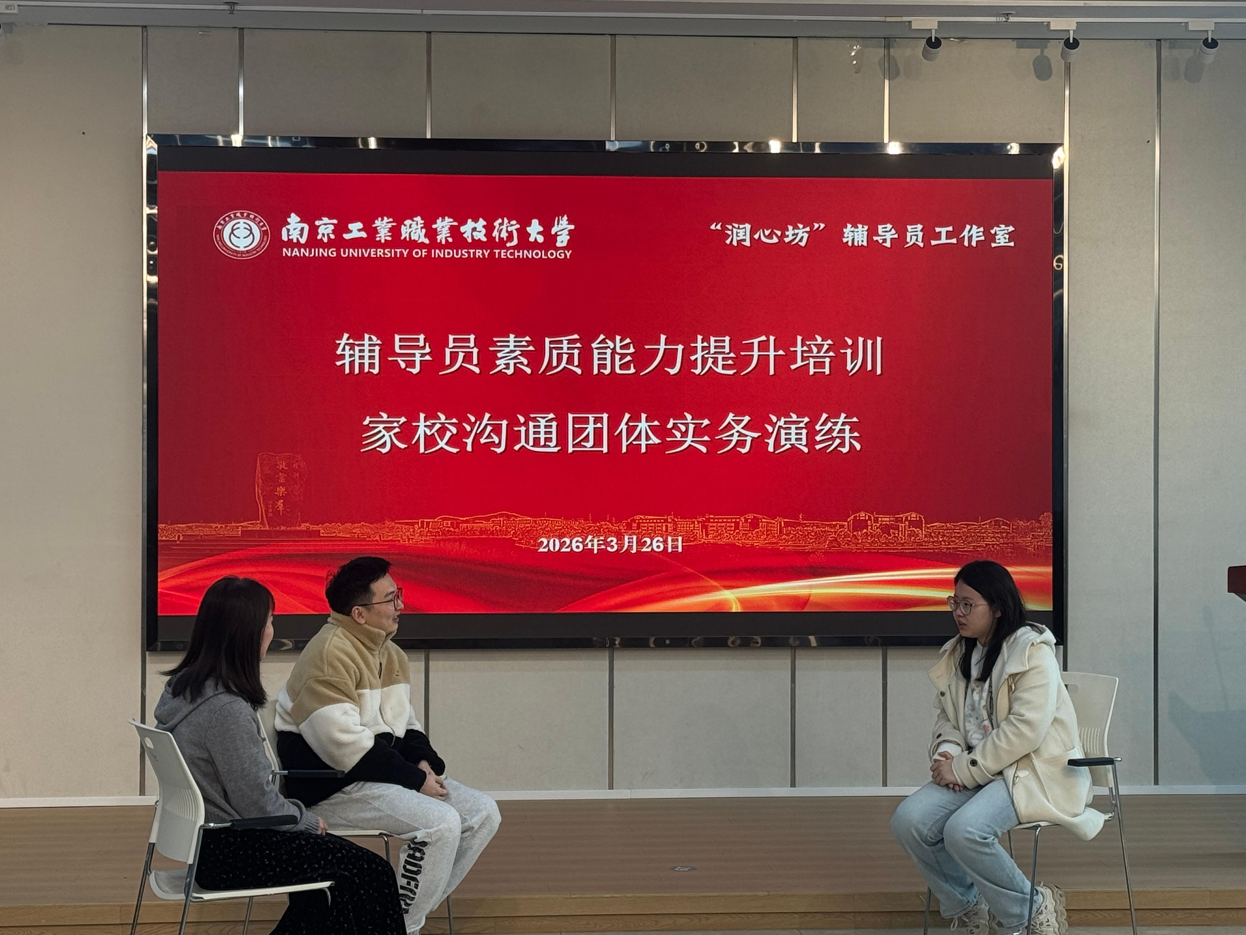 刻后学-学习辅导家校沟通,画面中央是一款名为刻后学的教育APP界面,周围环绕着拍题答疑、作业批改、错题本、家校沟通等图标,背景是明亮的教室和温馨的家庭场景,色彩清新,风格卡通,突出学习与陪伴的主题,整体布局清晰,适合作为软件下载站配图