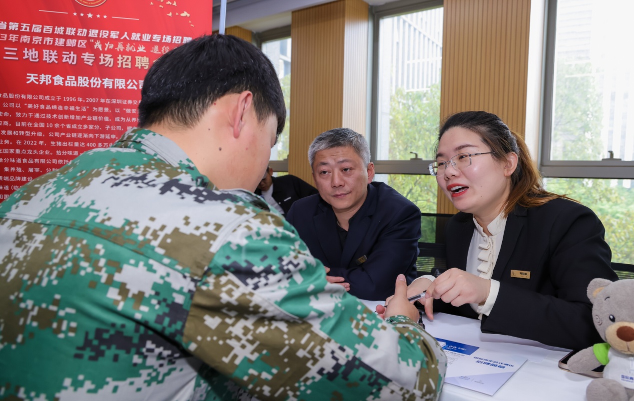 中戎凯旋,退役军人综合服务平台,界面展示优抚政策、就业招聘、技能培训、公益活动四大板块,背景有军人剪影和温暖阳光,风格简洁现代,蓝色主调,图标清晰,整体传递关怀与希望
