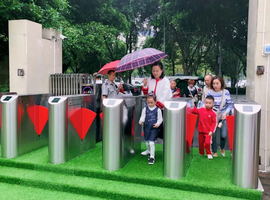 掌心智校 幼儿园管理 家校互动 安全防护 智能硬件