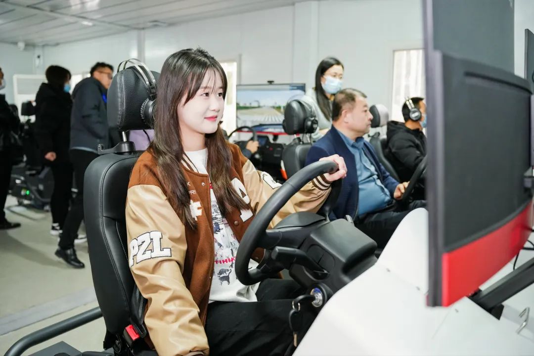 ���ݹ� ��У���� ����Ա�칫 �ǻۼ���