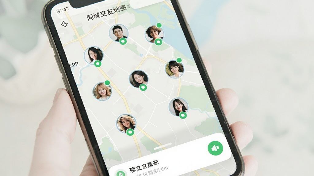 同城交友地图界面,手机屏幕显示附近用户头像分布,有绿色在线状态标识,底部有聊天窗口弹出,风格清新自然,地图背景为浅色调,整体布局干净清爽,无多余元素