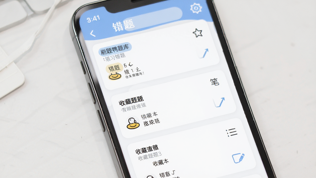 ˢ��Ѽ�����Ȿ���ղع��ܽ��棬����Ϊ�ֻ���Ļ����ʾ�����б����ղ���Ŀ������Ϊ��Ƭʽ���У����Ϊ��ˬѧϰ���߷��ϸ�ڰ��������ǩ���ղ�ͼ��ͱʼ���ڣ������������ɾ����޶���Ԫ��